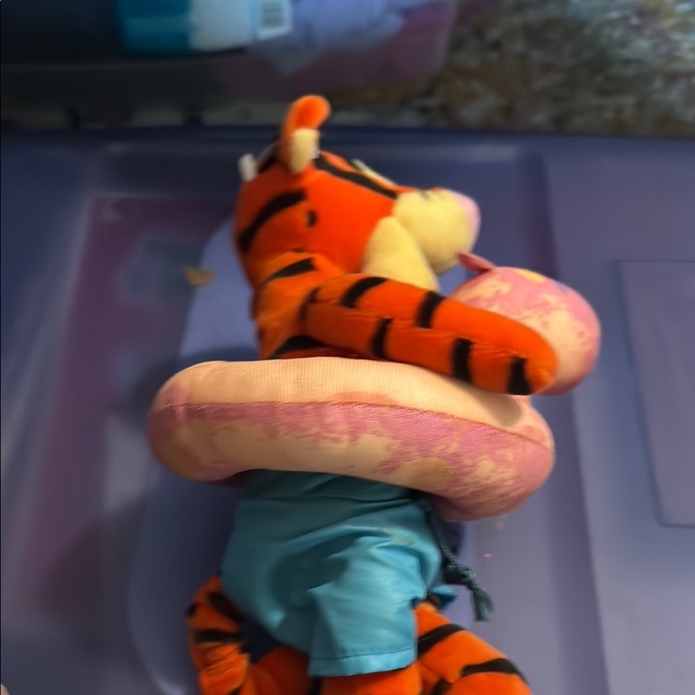 CLEARANCE OFFER. 5
Vintage 1990’s Tigger Plush Toy with Pink Float - Picture 3 of 5